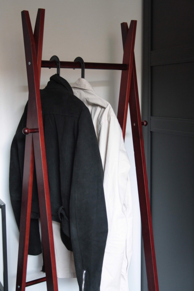 Porte-manteau avec étagère à chaussures 'Confident' - Noyer